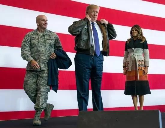 当地时间1月21日，特朗普抵达达沃斯，将于今晚21:30发表演讲。美国现任总统亲