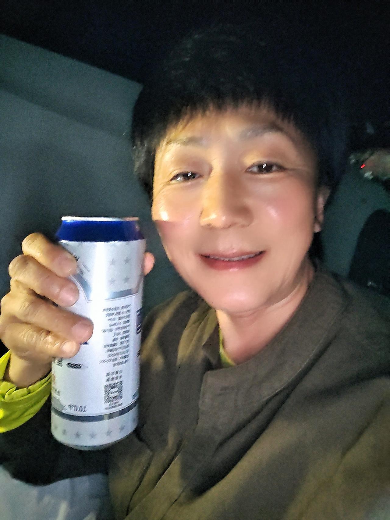 在高速上开了整整一天，跑了七百多公里。
本打算在服务区吃顿自助餐犒劳一下自己，结