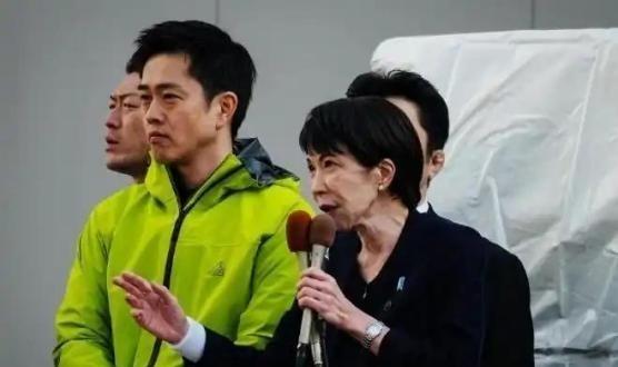 中日激烈对峙后，64岁高市早苗患病，已送医诊治，被在野党批评。高市近期的拉票可谓