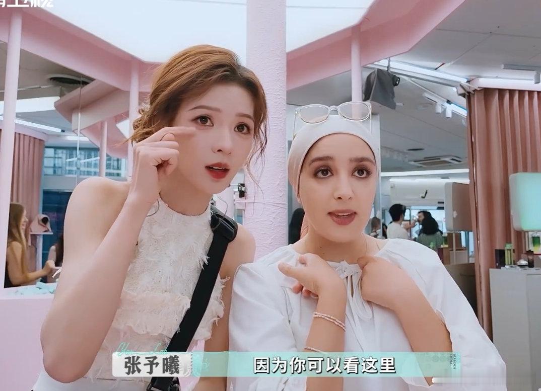 张予曦销售美妆buff叠满了张予曦这美妆销售能力绝了！给顾客试遮瑕超仔细，最后劝