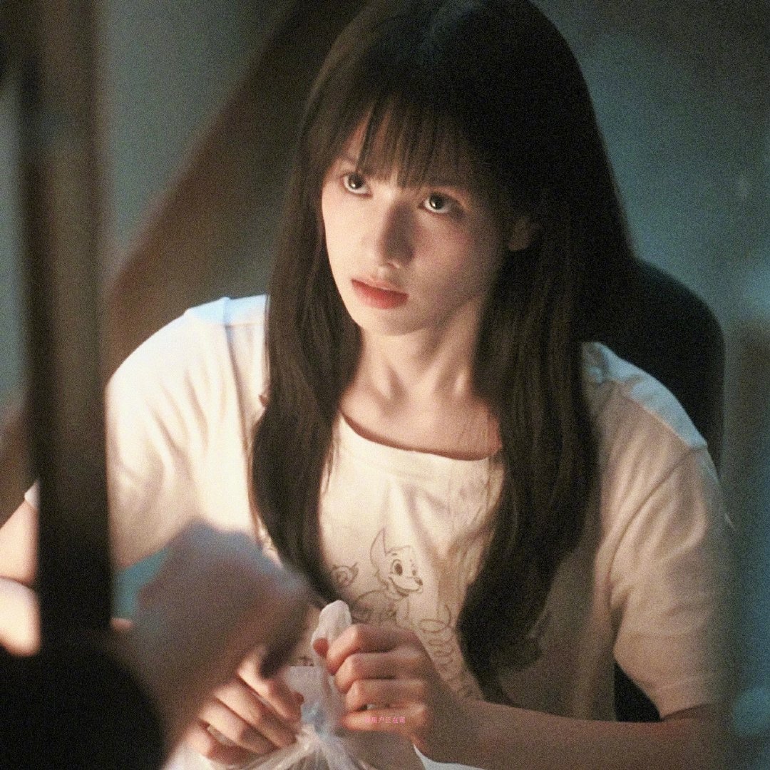 张婧仪神来之笔 张婧仪完全神来之笔张婧仪真的自带演员天赋，剃头名场面是她的神构思