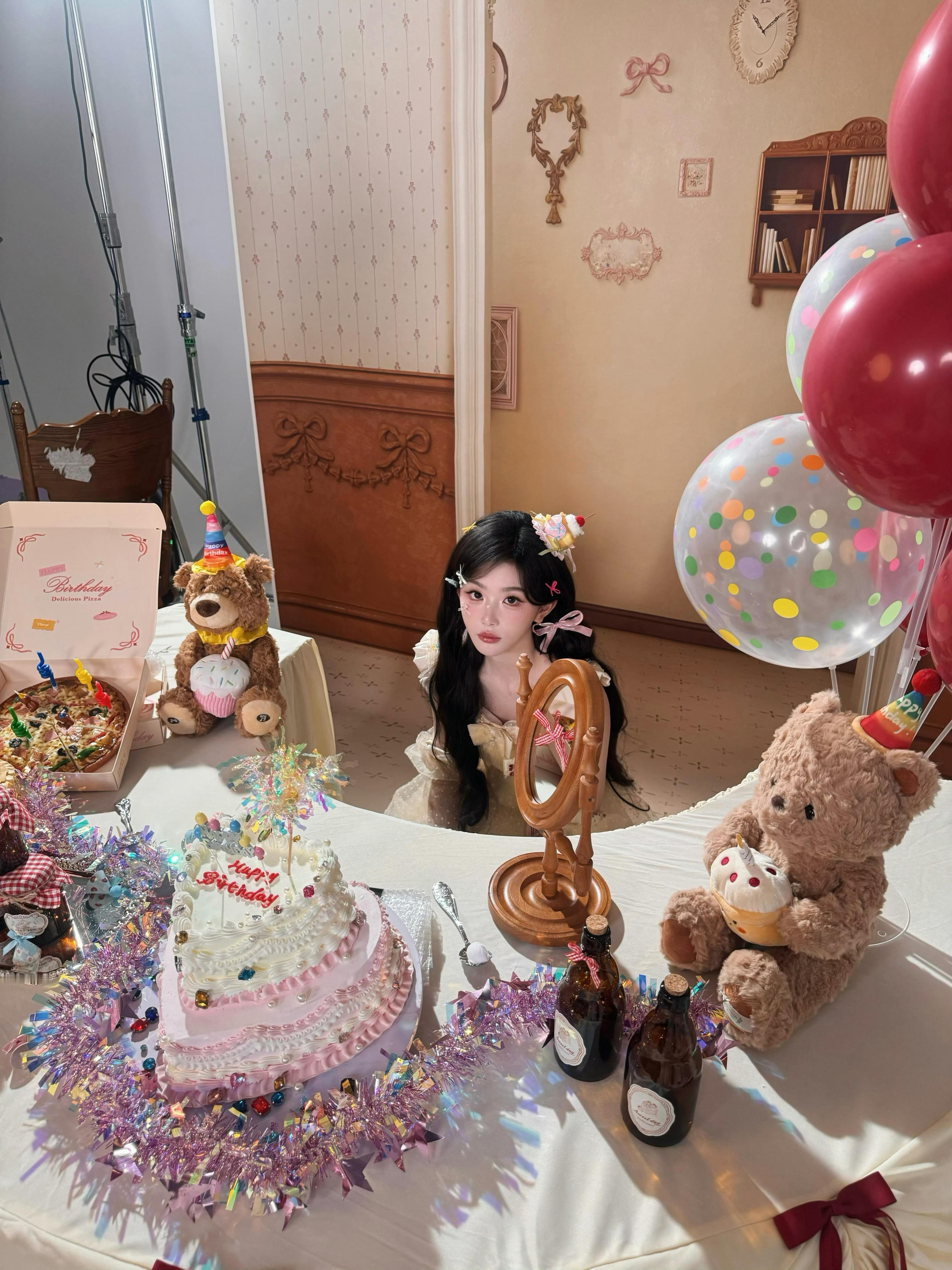 孔雪儿你才是香香软软小蛋糕！！谁能拒绝奶油味的小公主啊！白色公主裙搭配可爱蛋糕发