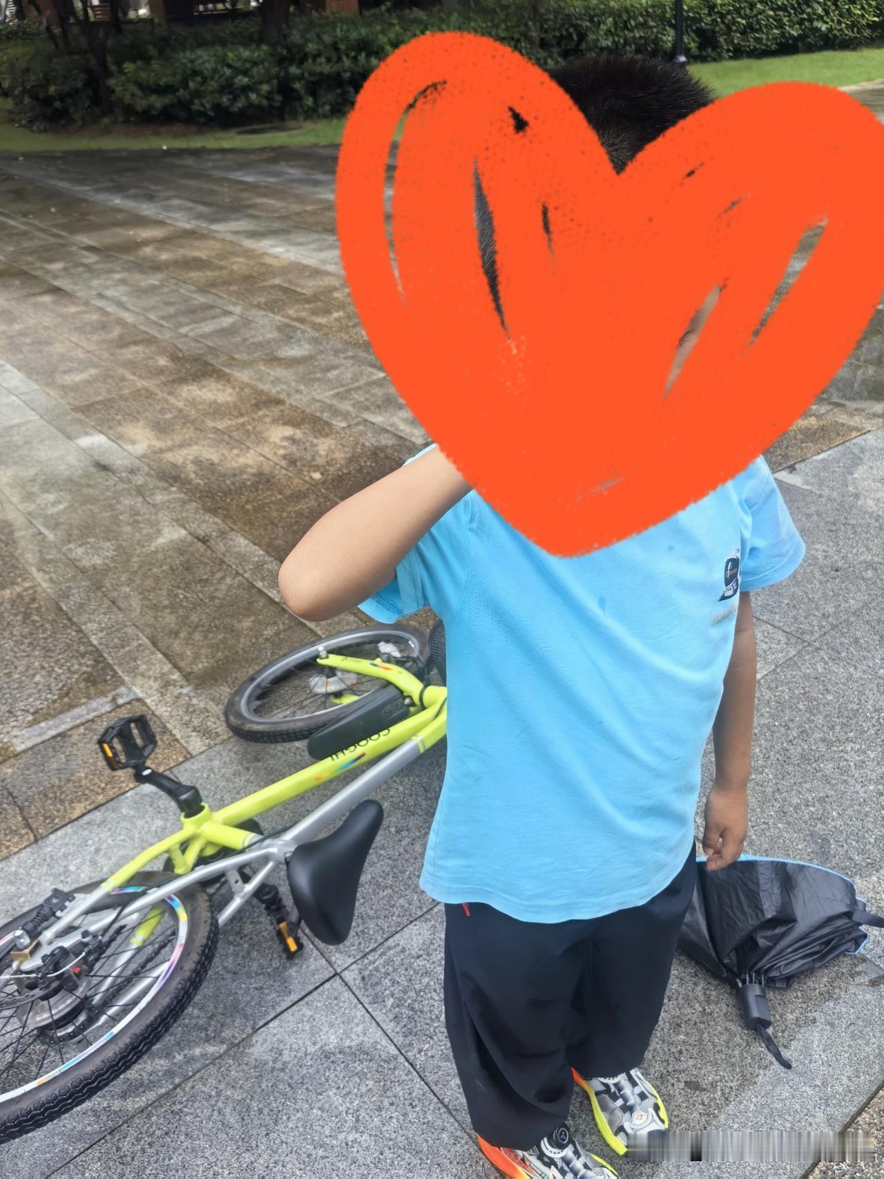 意外受伤,，却感受到一家人满满的暖心的爱。

昨天下午小柚子骑自行车不小心倒在地