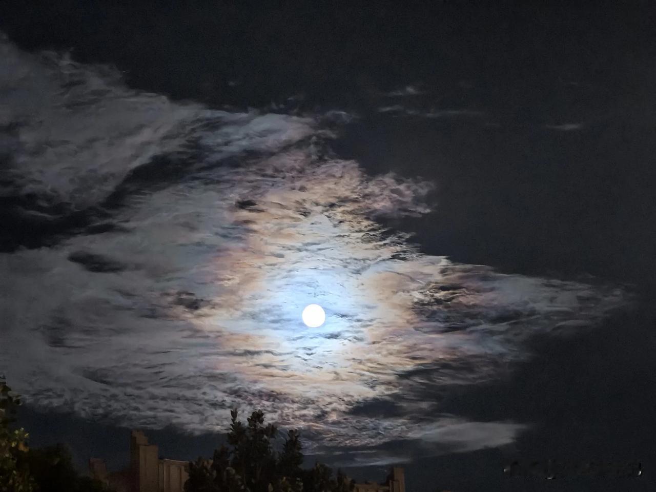 秋夜，
圆月如羞赧的嫦娥，
躲在云层后面欲说还休，
思念吴刚还是成佛的二师兄？