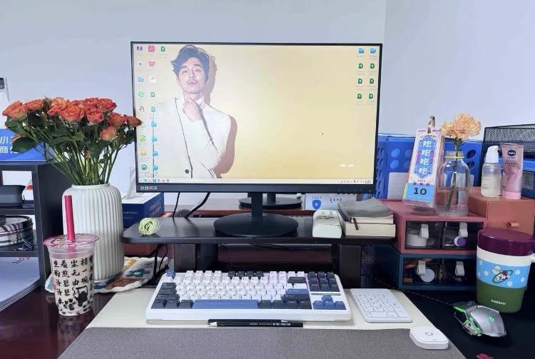 上班打好开水，打开电脑，开始玩手机，领导进门就微笑，玩手机无聊后就开始抠手，勾心