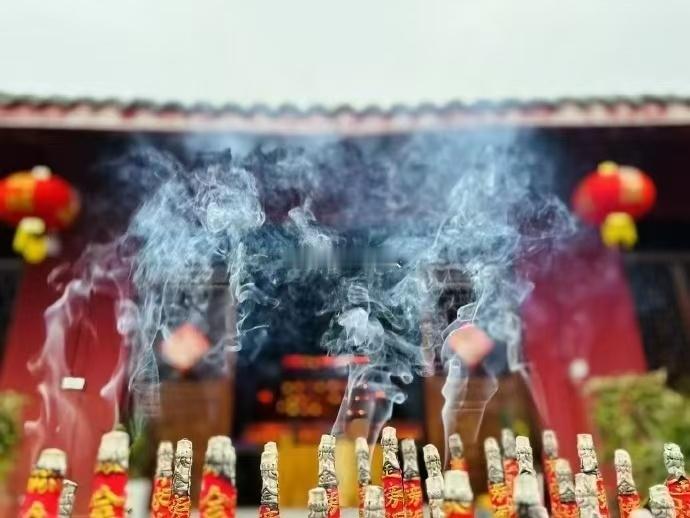 不管是寺庙还是道观，上香都是最常见的祈福仪式。很多人不解烧香的深意，其实香烟是三