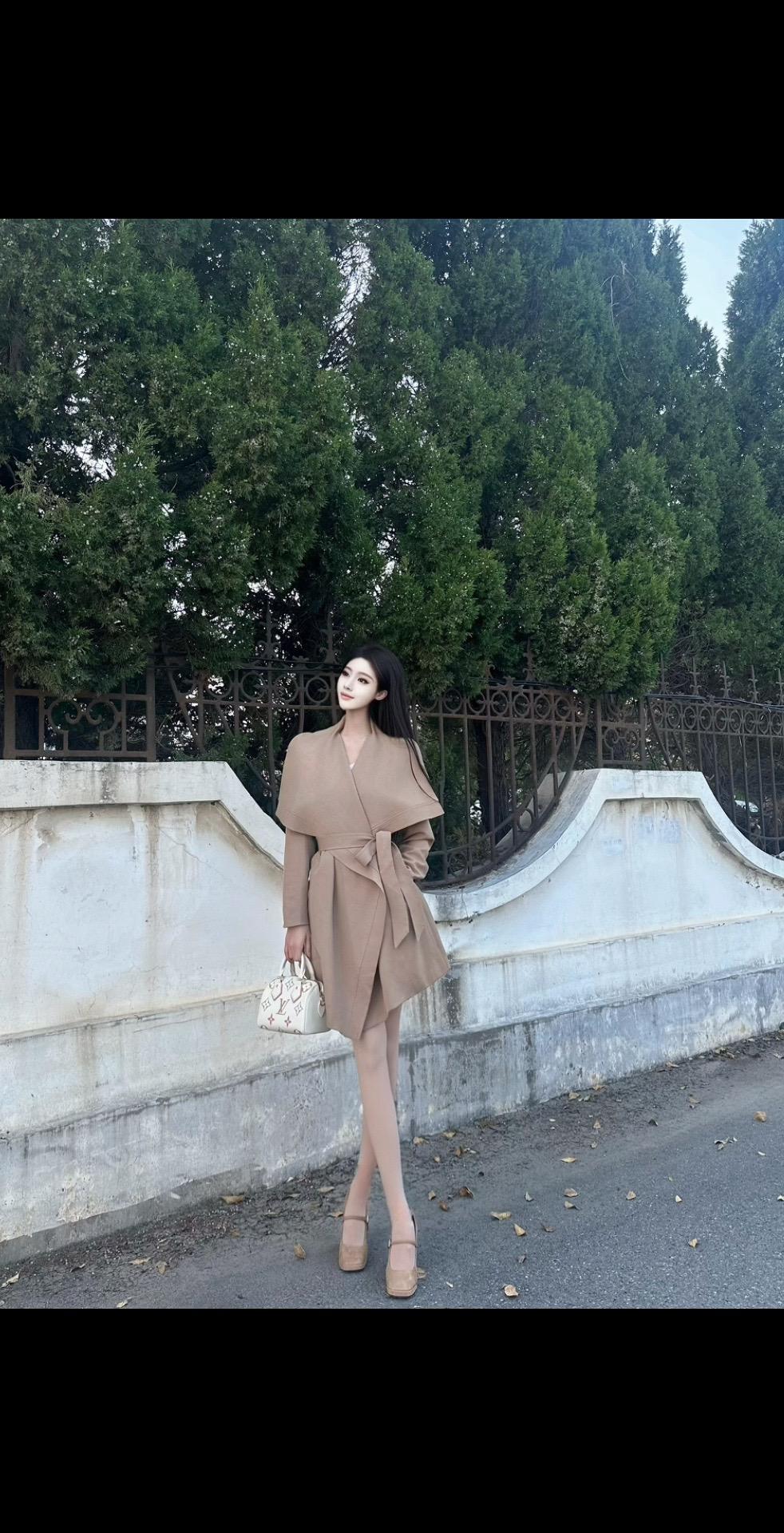 “她那扇子偏了一偏，扇子里筛入几丝黄金色的阳光，拂过她的嘴边，正像一只...