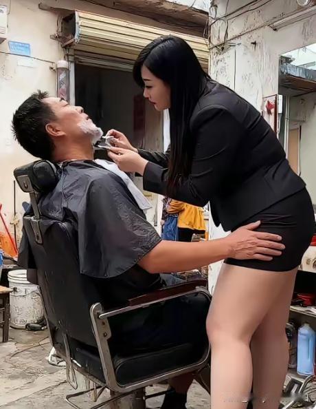 要想生意做得好，衣服就要穿得少；要想生意做得活，衣服就要穿得簿！你看这位老板娘，