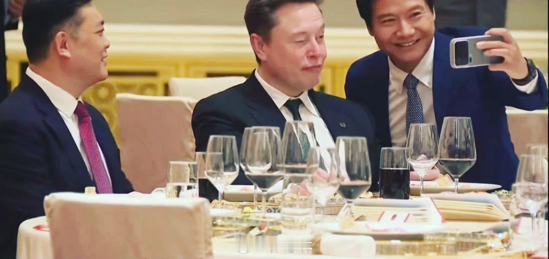 特朗普访华欢迎宴会人民大会堂欢迎晚宴上，电动汽车领域俩大佬雷总与马斯克合影留念。