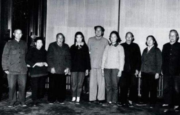 1953年，东北军区陆军医院人事处突然接到一封匿名信，举报会计股长毛万才挪用公款