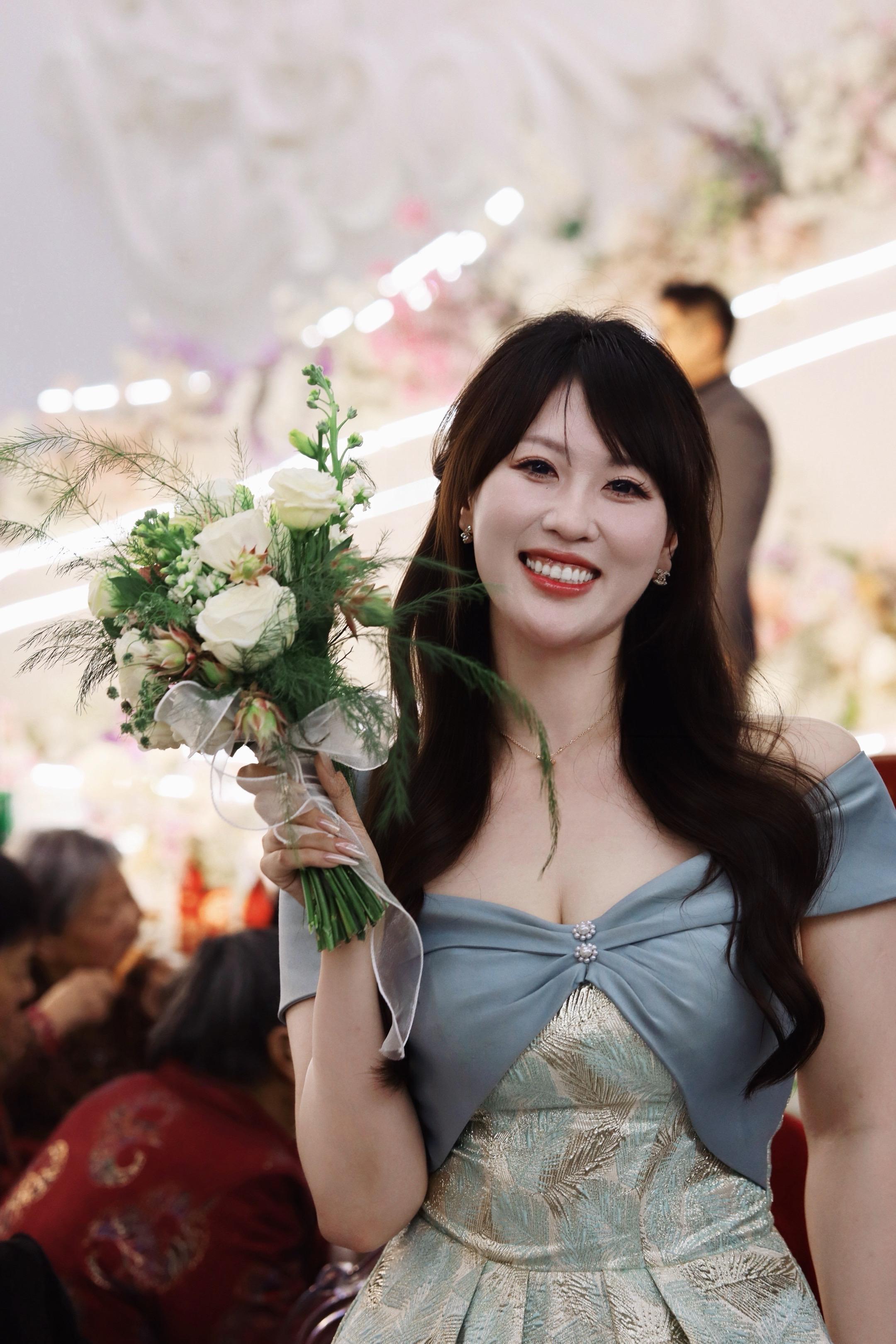 今天是伴娘。相识十五年 见证了她从青涩女孩到身着婚纱 难以形容今天我是...