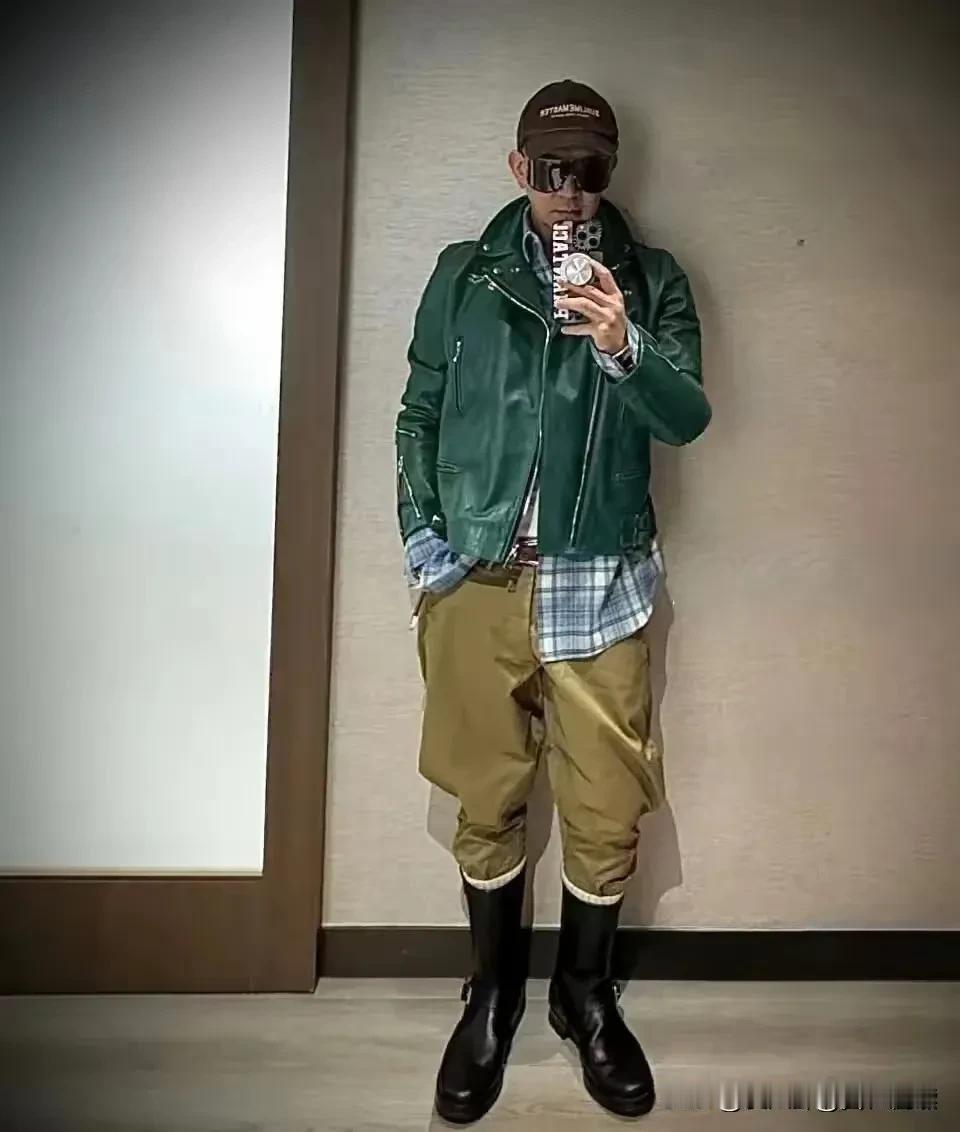 具俊晔发达了
终于换了一身新行头
开心地自拍晒给大家看

打底的绿格子衬衣
外搭