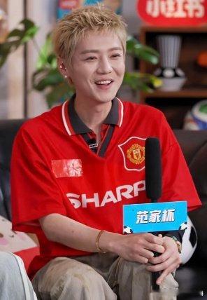 鹿晗说自己是体力主播 鹿晗穿着拖地牛仔裤，轻松完成三十秒十五个颠球，随后幽默地称