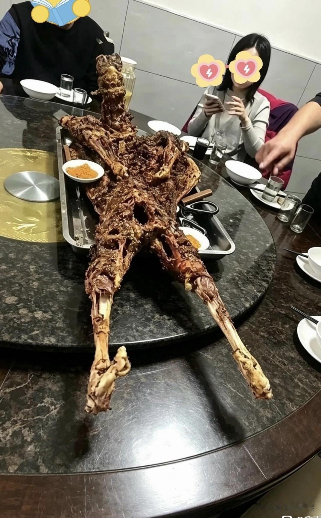 现在的年轻人胆子真大啊，你吃什么不行偏要吃这玩意儿，看着多瘆人啊！