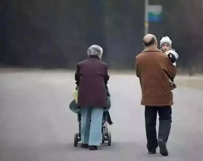 我认为心甘情愿假期带孙子：到底是天伦之乐，还是晚年的“甜蜜负担”？其实每个人的想