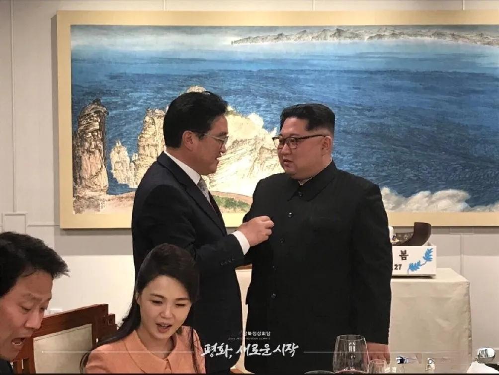 李在明错过一次千载难逢的机会。

李在明没有来观礼，而金大帅来了，各国政要相互见