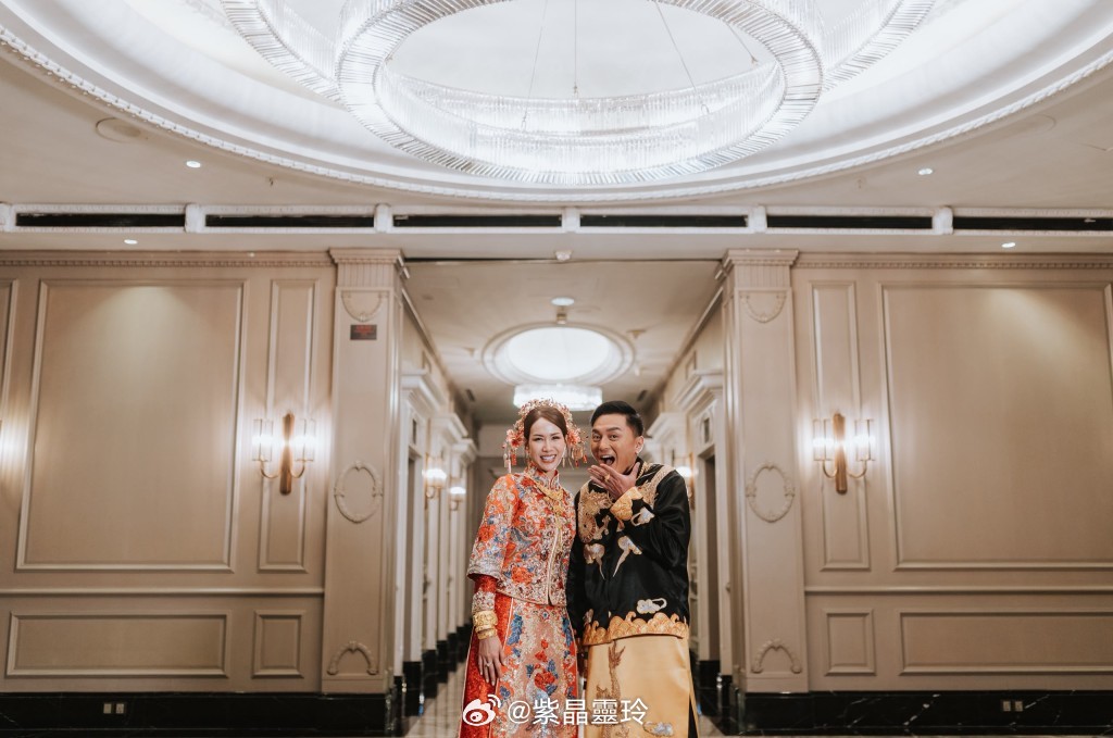楊明莊思明吉隆坡結婚 新娘Lisa披奢華裙褂敬茶滿身金器 新郎爆蜜月延期將返港搞