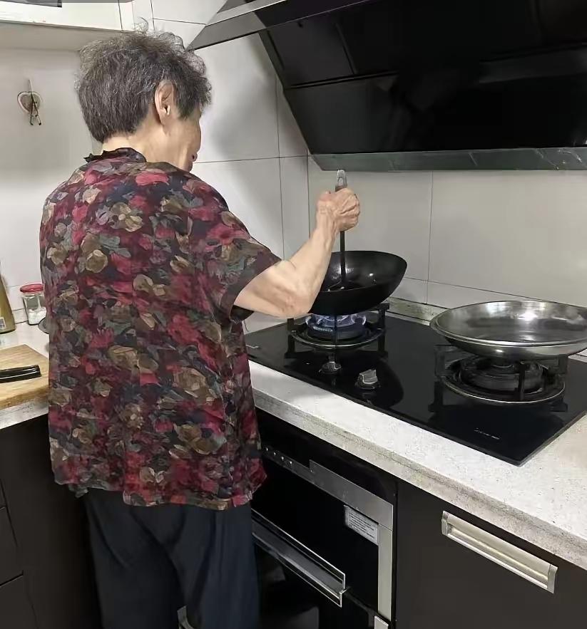 我妈今年82了，有个坏习惯50多年了，谁也没办法改。
​一天三顿饭，从不让我爸伸