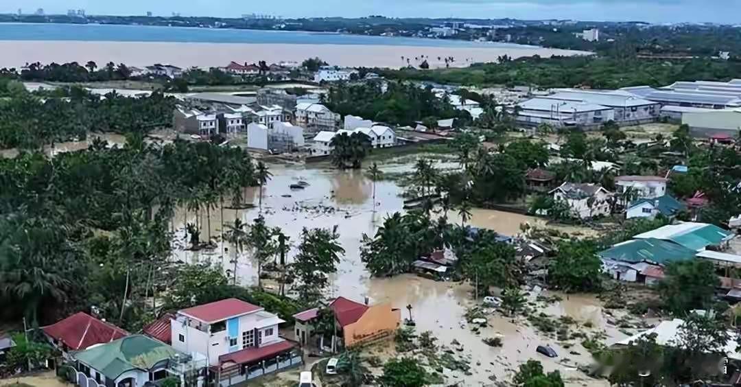 菲律宾遭遇台风袭击，却等不到援助？
截至目前，台风“凤凰”已造成菲律宾18人死亡