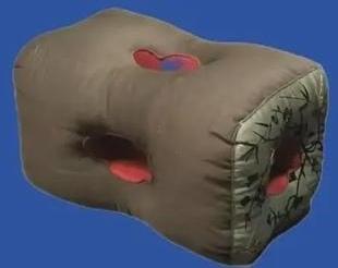 枕头（二）。《论语·乡党篇》记载了孔子对“睡眠礼仪”的规定“寝不尸”“寝不言”，