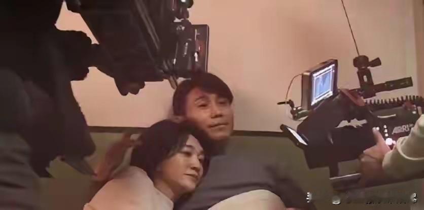 有时候觉得扮演夫妻的男女演员，可真是太不容易了，因为她们不仅要演出夫妻之间的那种