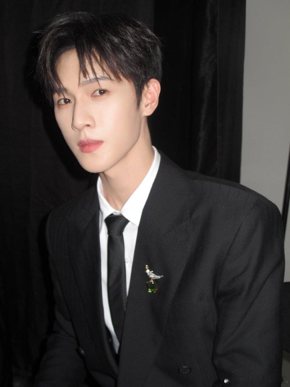 李昀锐刘宇宁张凌赫星光大赏内场领奖图西装就是男生最好的战袍