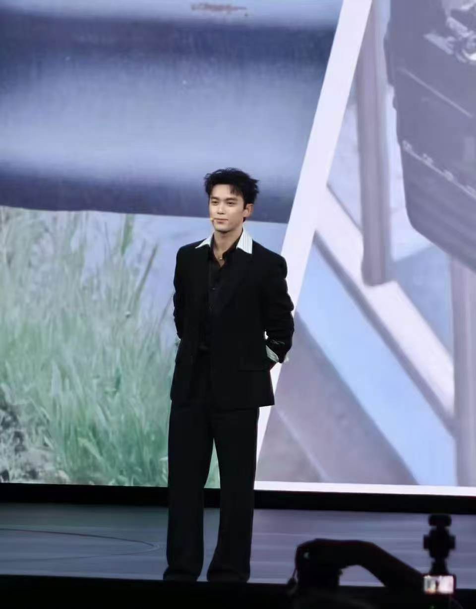 吴磊连续三年亮相华为新品发布会连续三年现身华为新品发布会，吴磊这个“固定NPC”