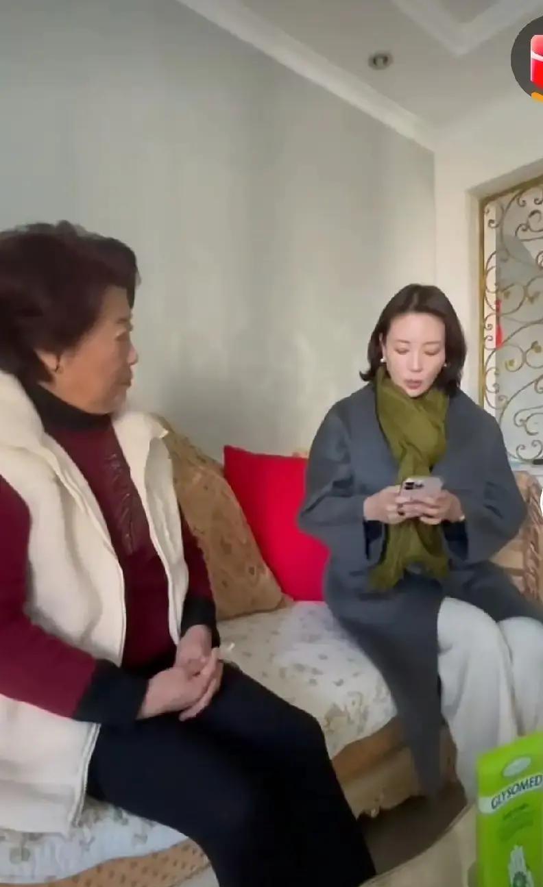 昨天那场直播翻车，撕开的不是口误，是文化圈心照不宣的流量密码。
刘芳菲对着镜头，