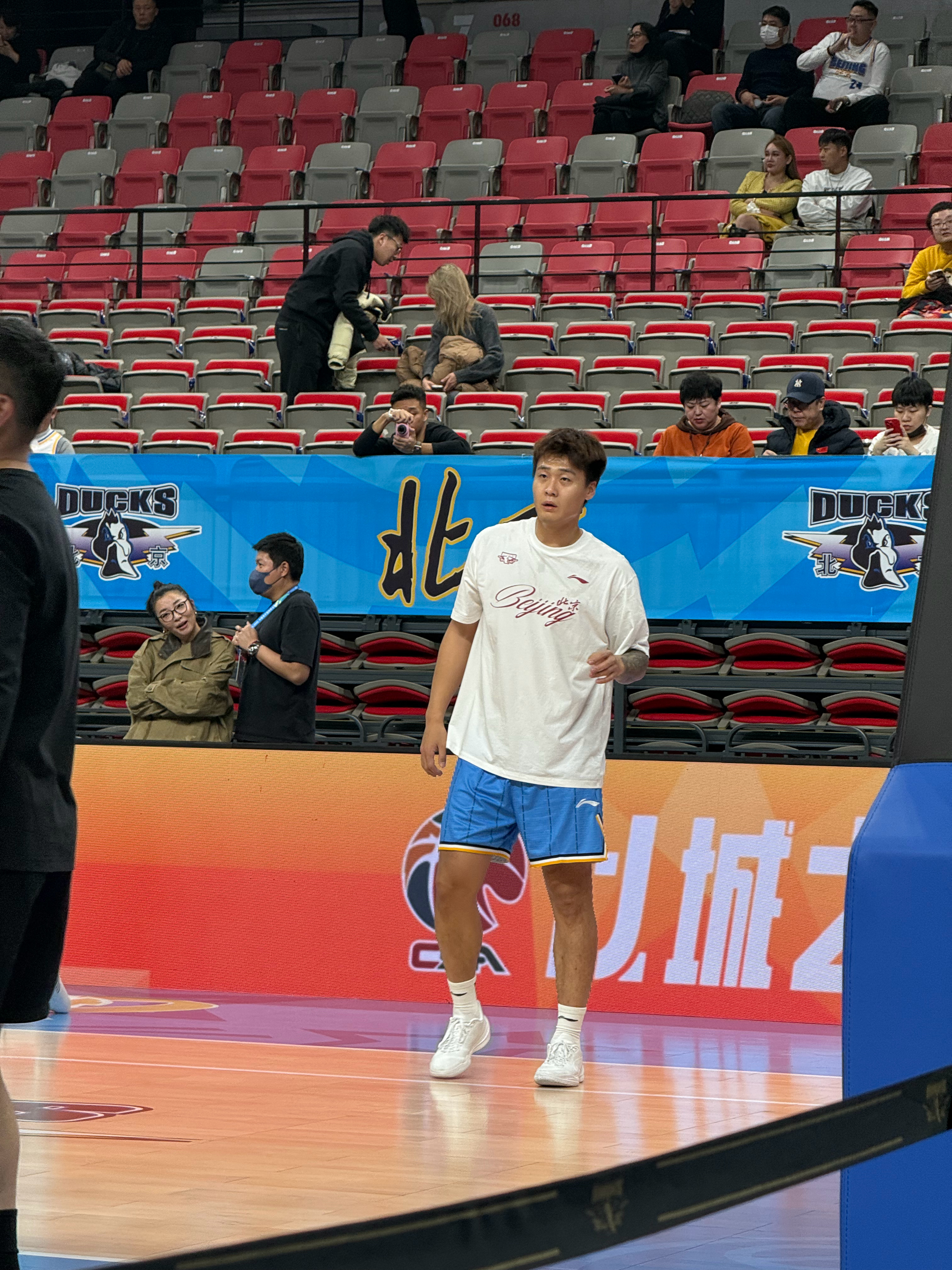 到场地了，发现赵睿这会儿还没绑小腿，上一个国家队窗口期集训拉伤的地方，还能看到有