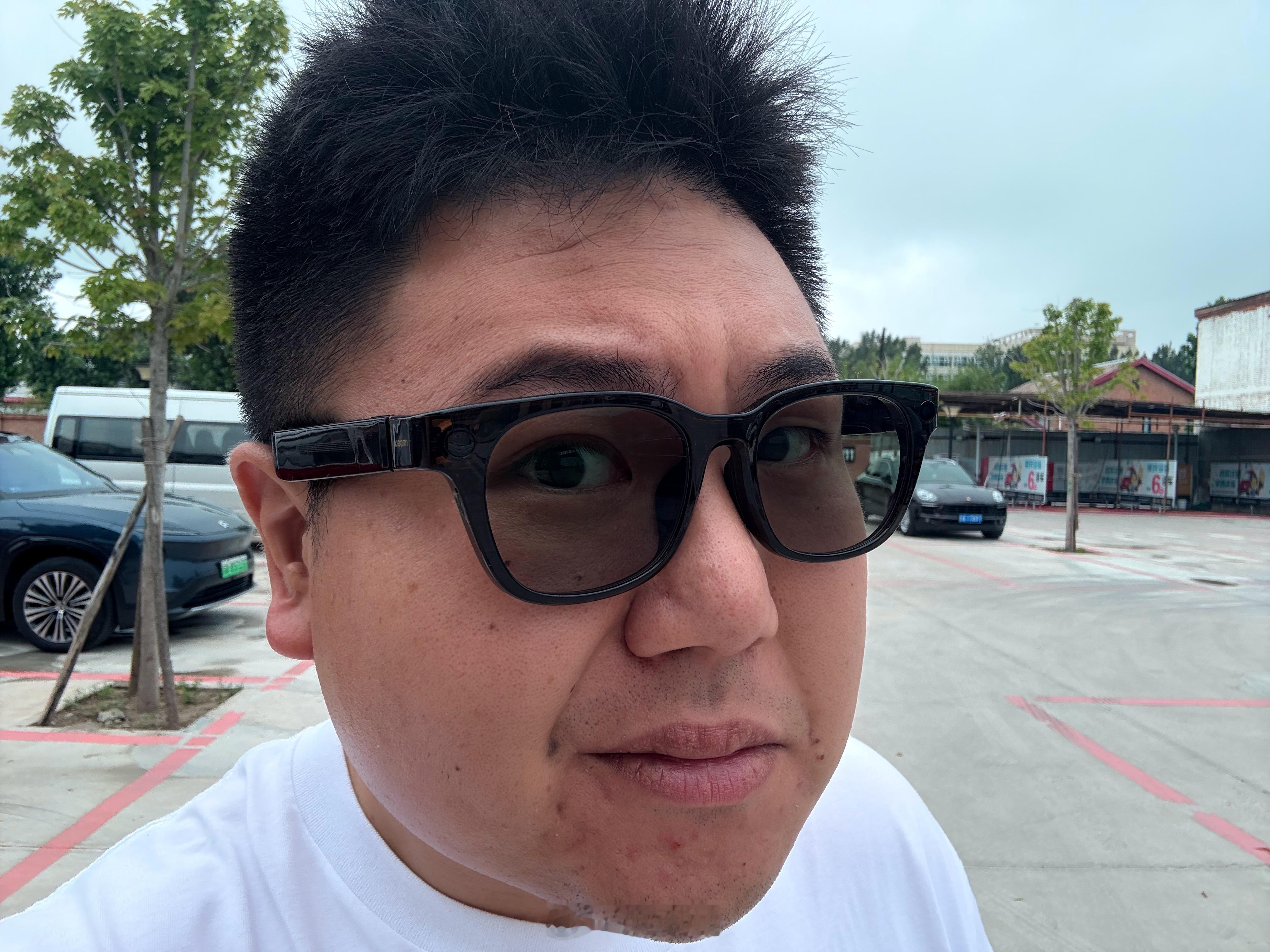 小米眼镜配了自动变色镜片～低配才是王道！而且车内如果光强，也可以变色 ​​​
