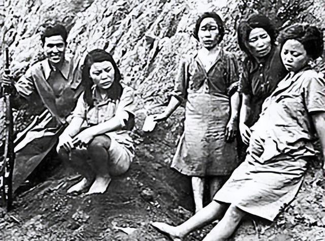 日军军医推完那管药液，脸上露出了笑容。
1935年前后，前线士兵因为性病成片倒下