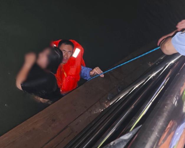 近日，某地河道旁一女子不慎失足落水，在冰冷河水中挣扎，体力逐渐不支。接到群众报警