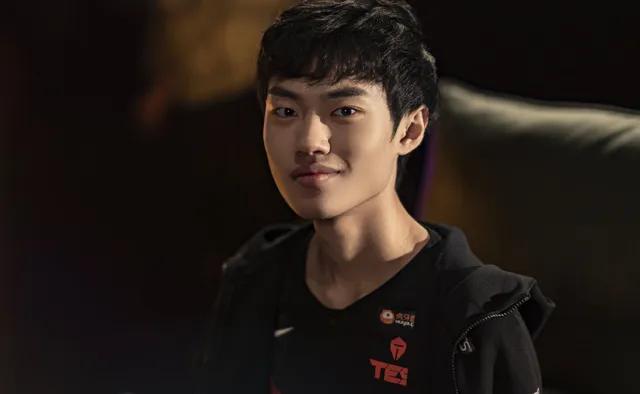 上单毁灭者？似乎跟Knight同队过的上单，逐渐都会变成工具人的角色

369当