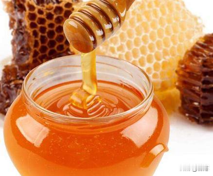 蜂蜜里藏着的这些意想不到的冷门好处，还有人不知道吗？

蜂蜜作为天然的滋补食材，