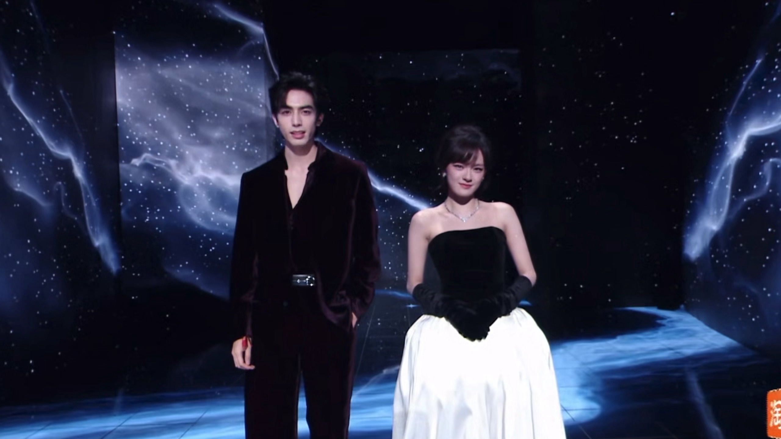 顶着两张高级脸在这里搞老铁双击666微博之夜红毯