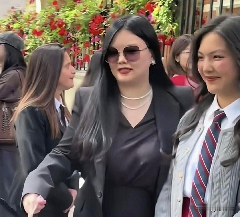 一文读懂，为何47岁李湘总是执着炫富⁉️
李湘为什么总在镜头前炫富？李湘真的很有