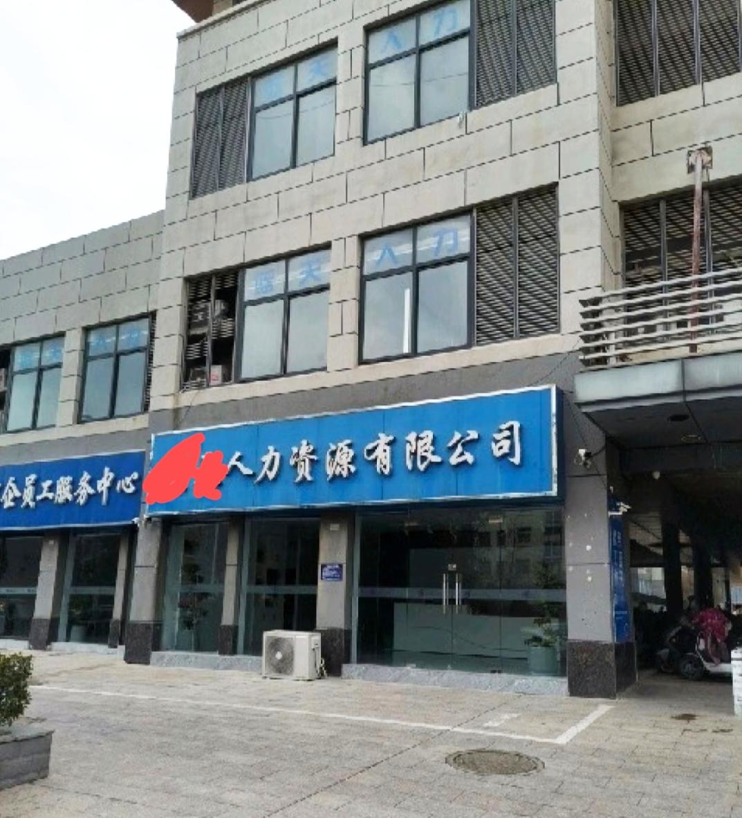 现在广东工厂招工，早就变味了。
 
以前招工多简单：厂门口贴张红纸，直接跟厂里签