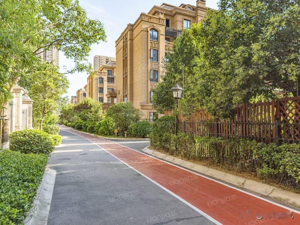 有房的急着卖房子，没房的急着买房子。市场的奇幻，让人有些迷眼。清明回家，听到侄子