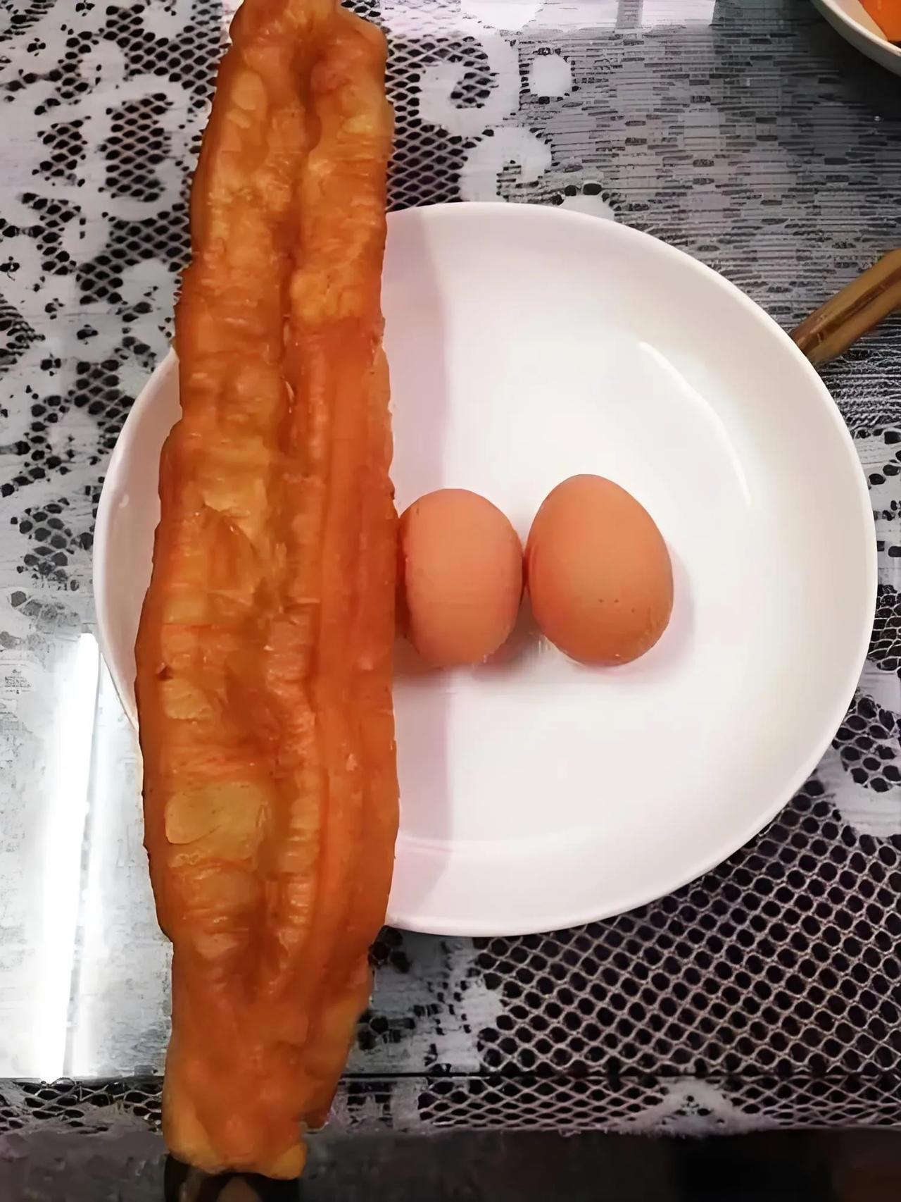 孩子考前趣事：油条鸡蛋求好运

昨晚，孩子兴奋地告诉我今天有考试，特别请求我为她