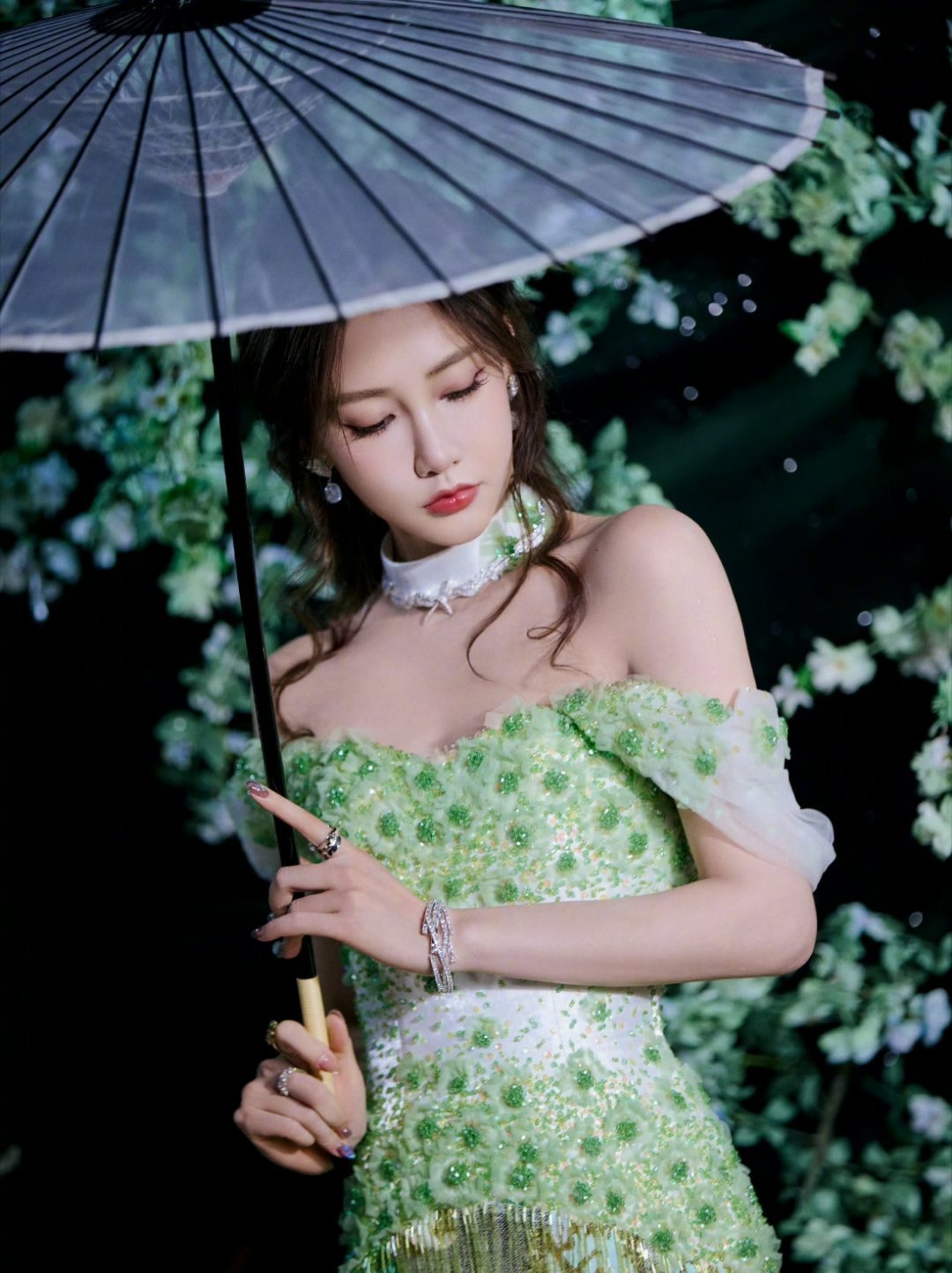 弦子～绿色纱裙，衬得气质好绝期待姐姐在节目里的精彩演唱 