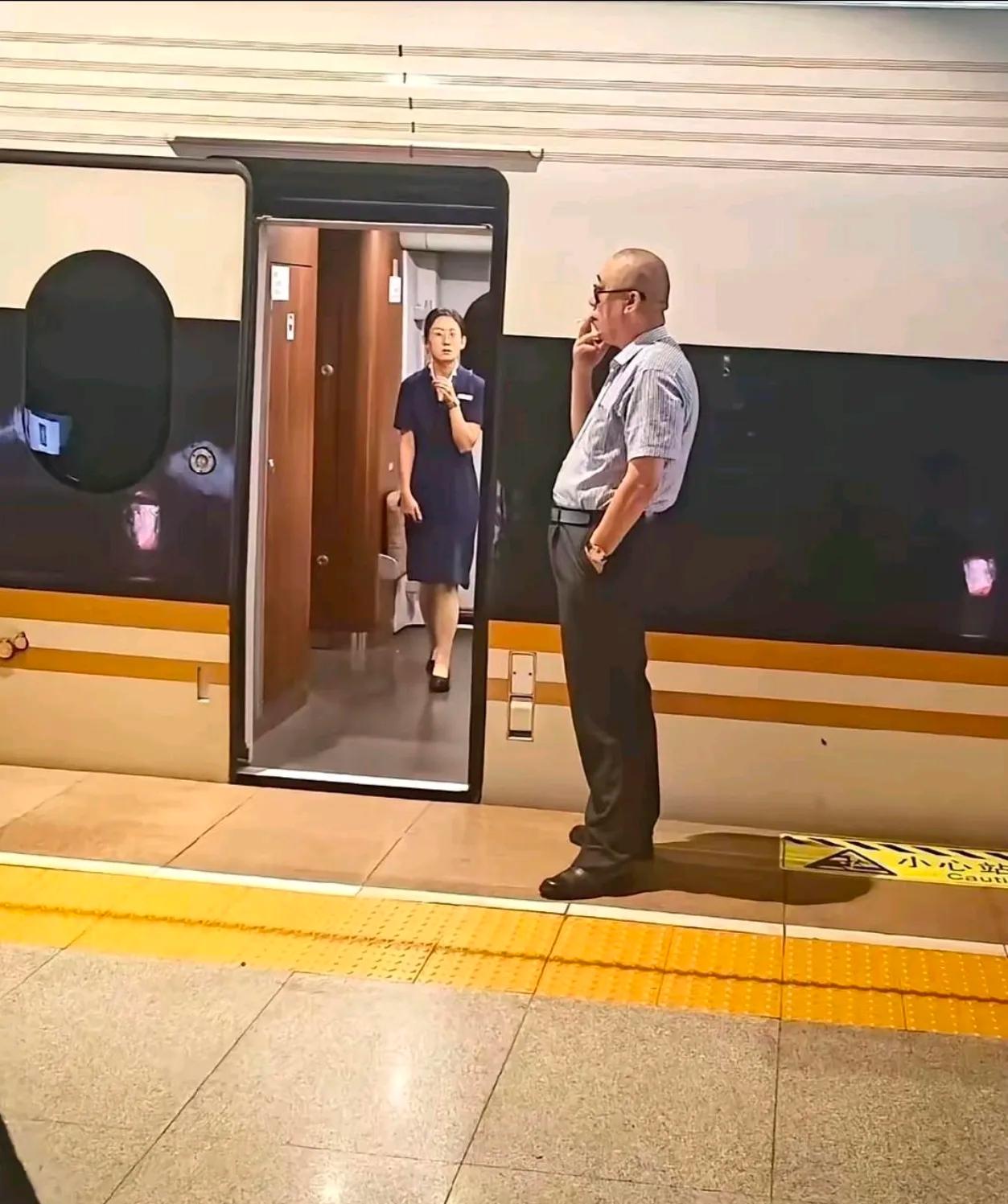 虽然这是侧面照，还戴着墨镜，但是我还是可以一眼认出他来，他号称“最爱发钱的老板”