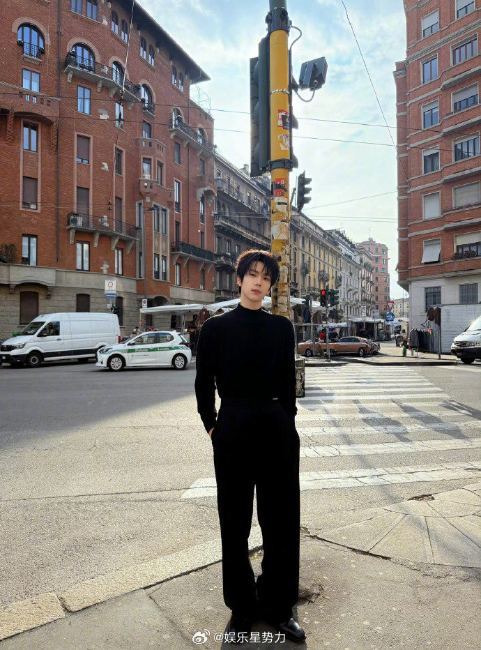 余承恩也穿上黑色高领毛衣了 黑色高领毛衣真的是男人最好的医美！这一身反差感拉满简