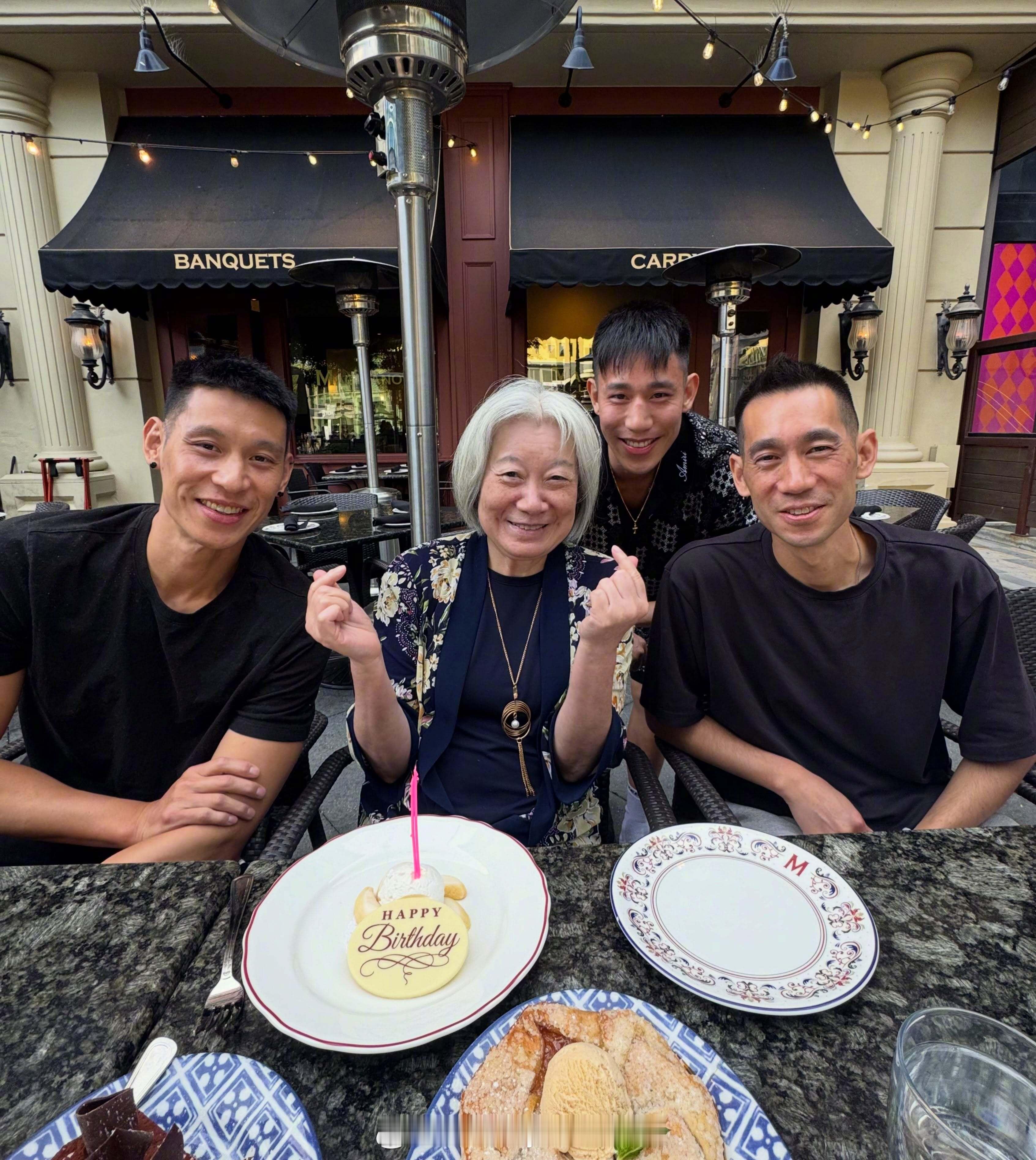 生日快乐妈妈！我妈：你要打包鱼吗？我：不要谢谢我妈：那你要牛排吗？我：不了我妈：