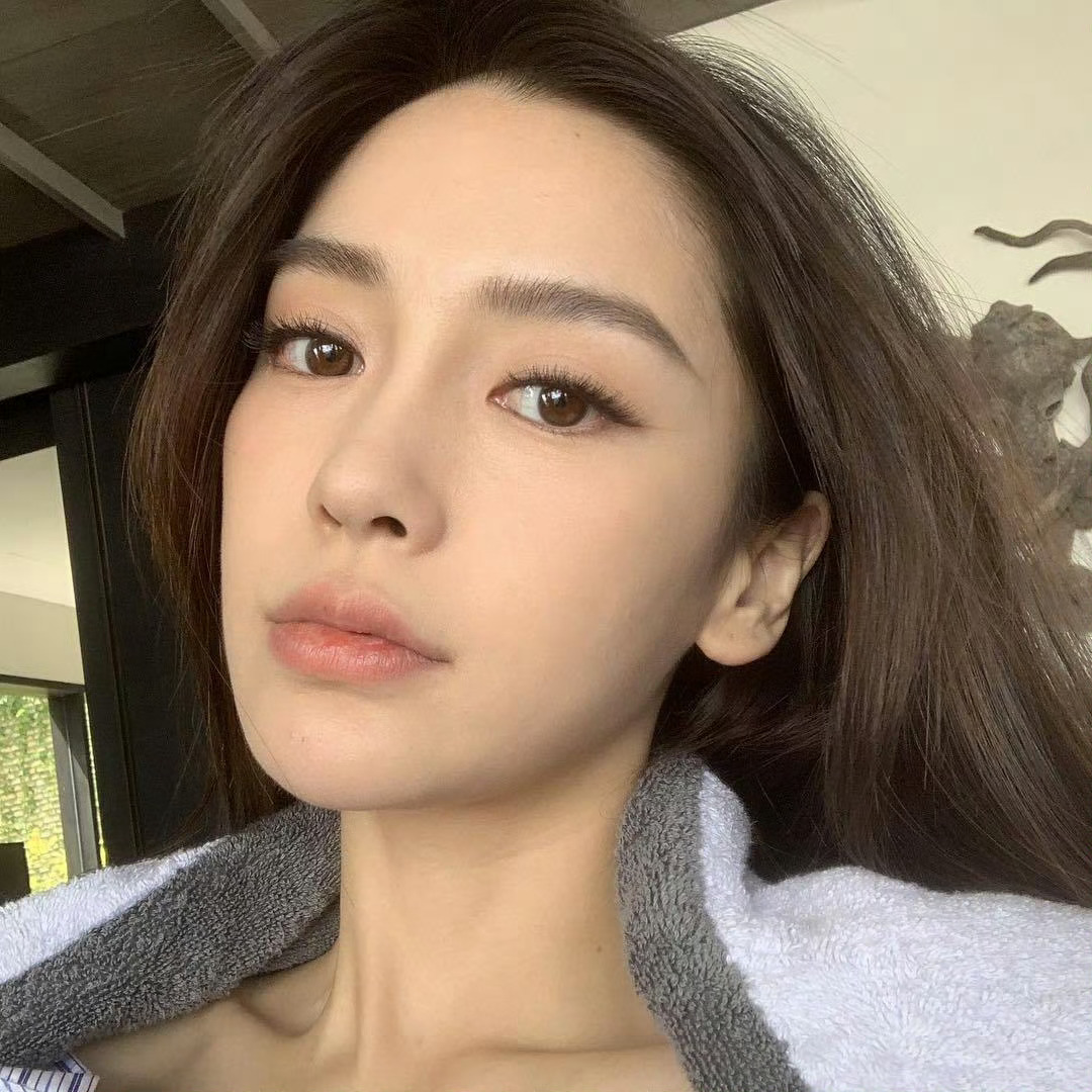 angelababy *杨颖 ins更新的自拍真的好适合做头像​​​