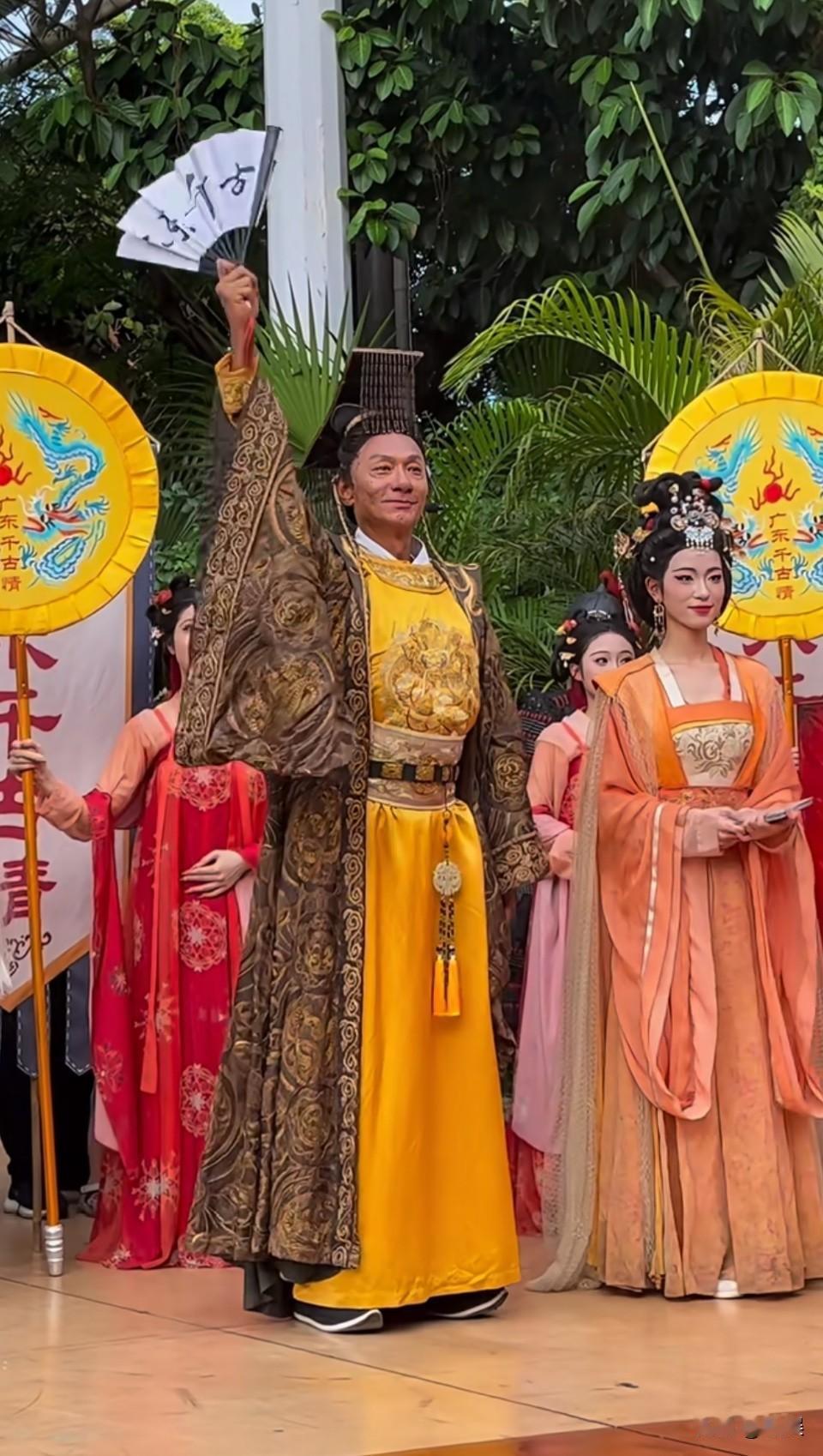 咋老成这样了？原来可帅可帅了。怎么感觉他的脸就像融化了一样。

港男不是都挺会保