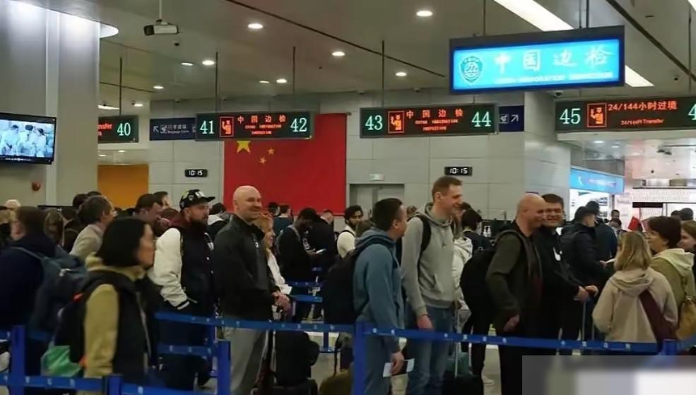 一个30人的德国旅行团，按理说该登机回法兰克福了。导游嗓子都喊哑了——但这段网传