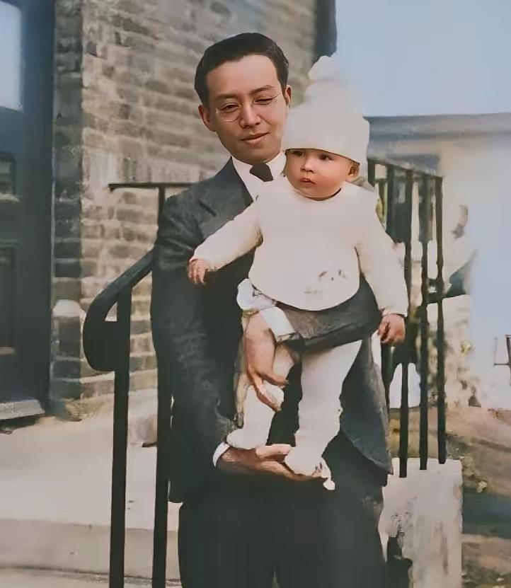 这是拍摄于1930年的一张珍贵照片，梁思成抱着奶娃娃梁再冰，老父亲的脸上露出了慈