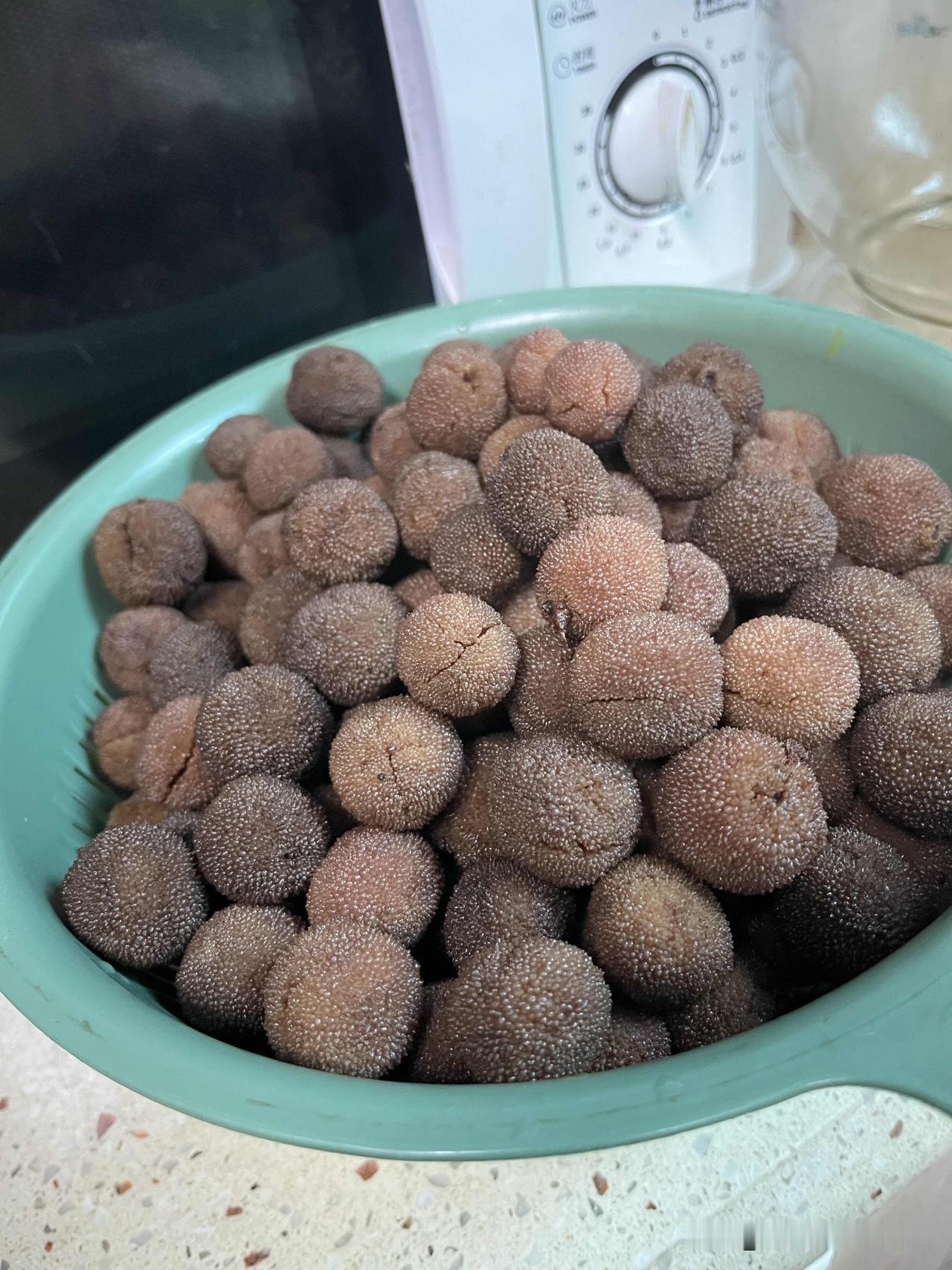 江西人会做杨梅酒。

前几天早上到老板娘家，发现厨房台子上一菜箩杨梅，是那种颜色