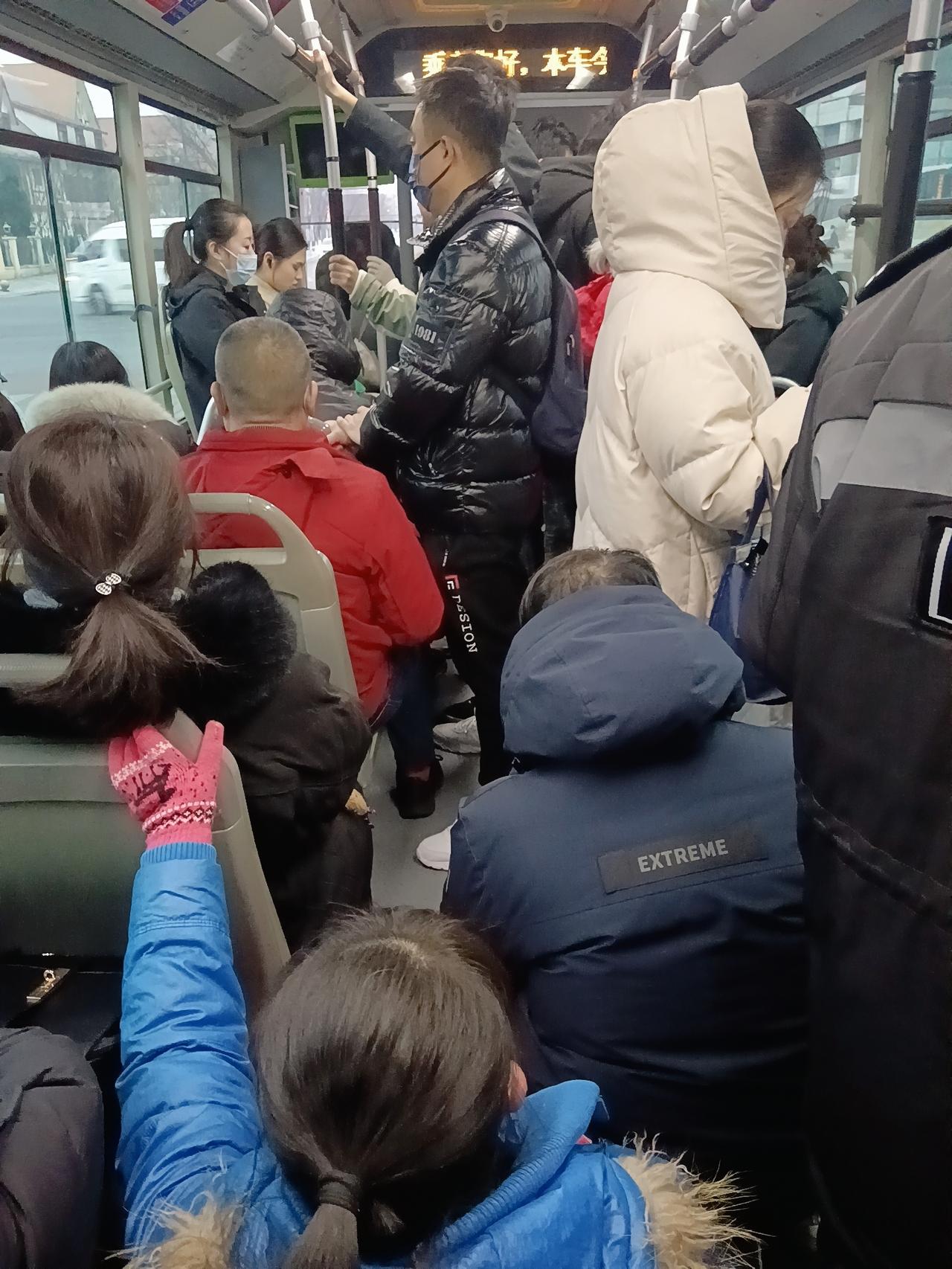 早上不到七点就出了家门，天阴沉沉的。刚到车站，814就来了，还好人不多。今天的车