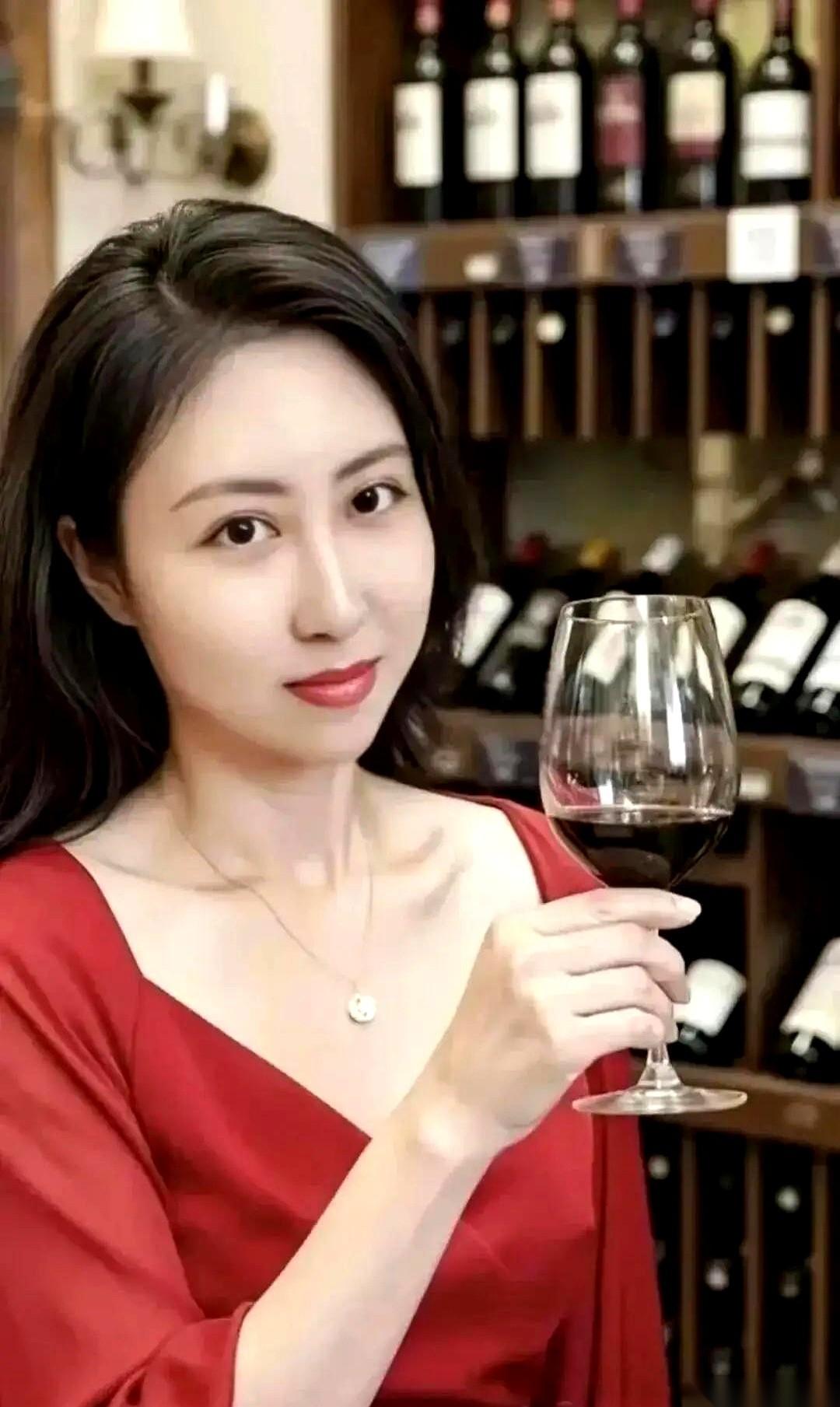 贾浅浅的论文，被人从故纸堆里翻了出来。
有人把她的文字和她爸贾平凹的，一左一右贴